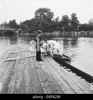 Nachrichten der Welt offener Sprint Meisterschaft Regatta auf der Serpentine, London. Meer-Kadetten fungieren als Botenstoffe bei der Regatta für die RAF Ruderverein. 5. August 1955 Stockfoto