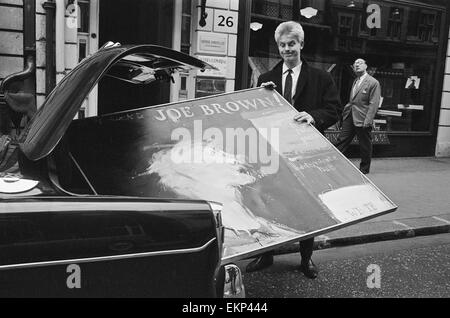 Sänger Joe Brown sammelt ein Bild von sich aus Portal Gallery, Grafton Street, W1. 5. Juli 1962. Stockfoto