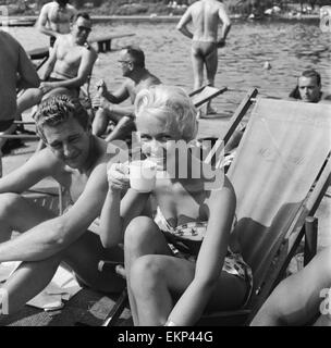 Leute, Sonnenbaden in einer Hitzewelle an der Serpentine Lido, Hyde Park, London. 29. Juli 1958. Stockfoto