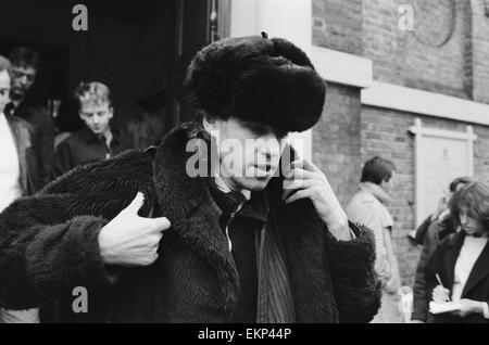 Totenmesse für Irish Rock star Phil Lynott, lead-Sänger von Thin Lizzy, statt an einer Kirche in Richmond, Surrey. Sänger Bob Geldof besucht den Dienst. 9. Januar 1986. Stockfoto
