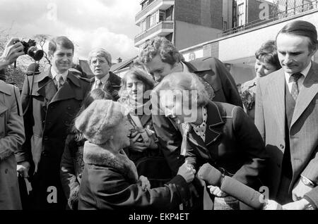 Margaret Thatcher geht an Lambeth Mr Jerry Hanley in Nachwahl zu helfen. Frau Thatcher gesehen hier Talksing, eine alte Dame bei ihrem Rundgang in Lambeth. April 1978 78-1887-005 Stockfoto