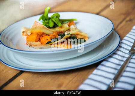 Butternut-Kürbis & Spinat Lasagne Stockfoto