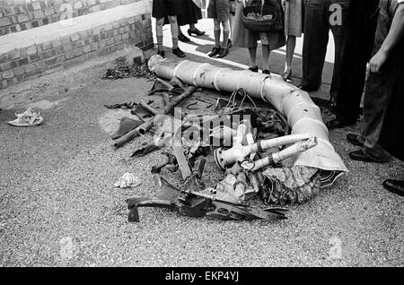 V2-Rakete Vorfall bei Tewkesbury Terrasse, Bounds Green Road, Southgate. Teile der Rakete nach der Explosion. 16. September 1944. Stockfoto