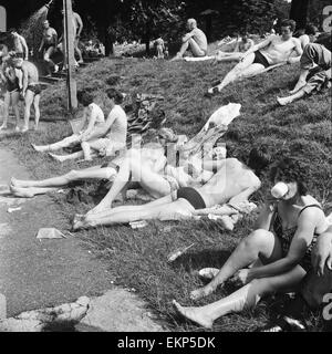 Leute, Sonnenbaden in einer Hitzewelle an der Serpentine Lido, Hyde Park, London. 29. Juli 1958. Stockfoto