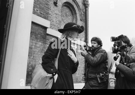 Totenmesse für Irish Rock star Phil Lynott, lead-Sänger von Thin Lizzy, statt an einer Kirche in Richmond, Surrey. Paula Yates verläßt die Kirche nach dem Gottesdienst. 9. Januar 1986. Stockfoto