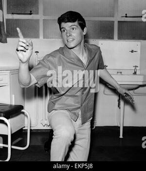 Sängerin Jess Conrad-Modelle ein neue Papier-Shirt von Teddy Tinling. 12. Februar 1962. Stockfoto