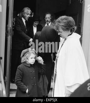 Totenmesse für Irish Rock star Phil Lynott, lead-Sänger von Thin Lizzy, statt an einer Kirche in Richmond, Surrey. Lynott von Frau Caroline verlässt die Kirche nach dem Gottesdienst mit ihrer Tochter Sarah. 9. Januar 1986. Stockfoto