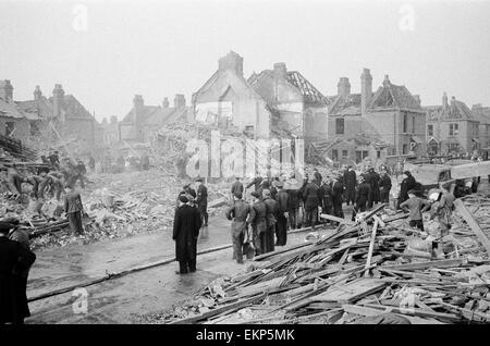 V2-Rakete Vorfall bei Farrant Avenue, Herrschaft Lane, Wood Green. Hunde, die Suche nach Überlebenden zu helfen. 3. März 1945. Stockfoto