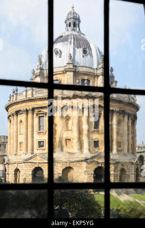 Die historischen Radcliffe Camera angesehen von der Universität von Saint Mary die Jungfrau, Oxford, England, UK. Stockfoto