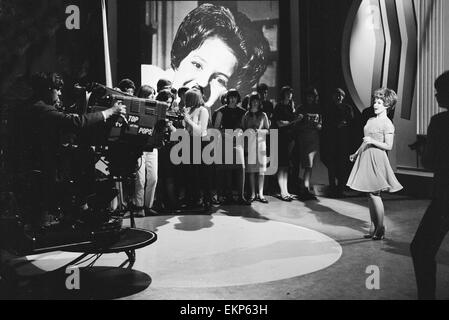 Amerikanische Pop-Sängerin Brenda Lee gefilmt für BBCs Top Pops-Fernsehprogramms. 19. August 1964. Stockfoto