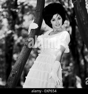 Schauspielerin und Sängerin Susan Maughan, im Alter von 20 Jahren fotografiert in einem Park in der Nähe von ihrem Haus in Hornsey, London tragen einen Ascot Hut und Kleid im Stil. 11. Juni 1963. Stockfoto