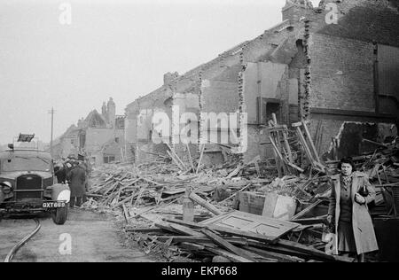 V2-Rakete Vorfall bei Farrant Avenue, Herrschaft Lane, Wood Green. Hunde, die Suche nach Überlebenden zu helfen. 3. März 1945. Stockfoto