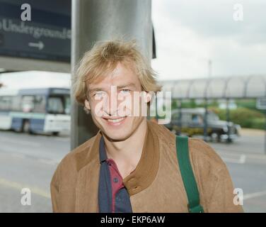 Jürgen Klinsmann am London City Airport nach medizinischen vor Unterzeichnung für Tottenham Hotspur, Bild 1. August 1994. Lokalen Caption *** Mann aus Datei entfernt Stockfoto