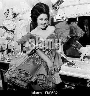 Schauspielerin und Sängerin Susan Maughan, feiert ihren 21. Geburtstag in ihrer Garderobe im London Palladium vor Proben für ihre Rolle in "Swing entlang". 1. Juni 1963. Stockfoto