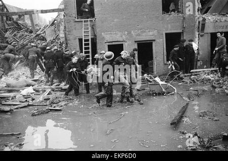 V2-Rakete Vorfall in Waltham Abbey. Gebrochenen Wasser- und Gasleitungen 7. März 1945. Stockfoto