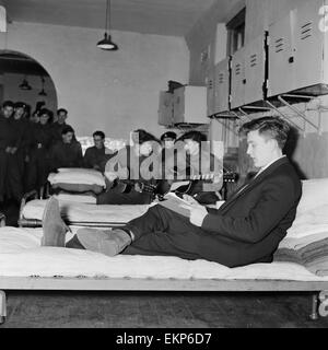 Britische Pop-Sängerin Terry Dene Winchester Barracks als er seine zwei Jahre Dienst in der Armee beginnt. Hier ist er im Bild sitzt auf seinem Bett in der Baracke Raum mit anderen Soldaten, die Gitarre im Hintergrund. 24. Januar 1959. Stockfoto