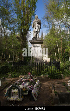 Dr. Isaac Watts-Statue auf dem Abney Park Cemetery in London. Friedhof. Memorial. Stockfoto