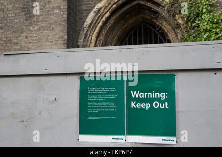 Warnung: Halten Sie Schild an der Kapelle des Abney Park Cemetery, Stoke Newington. Reparatur und Restaurierung arbeiten. Stockfoto