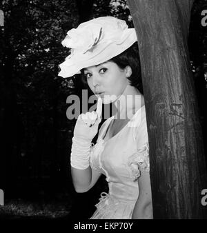 Schauspielerin und Sängerin Susan Maughan, im Alter von 20 Jahren fotografiert in einem Park in der Nähe von ihrem Haus in Hornsey, London tragen einen Ascot Hut und Kleid im Stil. 11. Juni 1963. Stockfoto