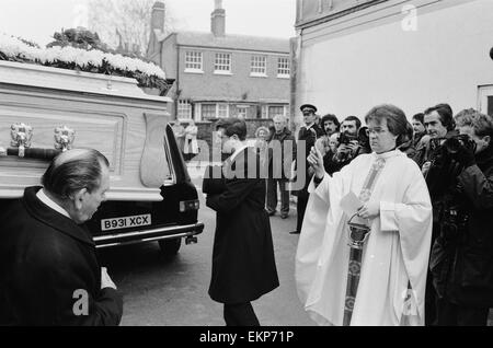 Totenmesse für Irish Rock star Phil Lynott, lead-Sänger von Thin Lizzy, statt an einer Kirche in Richmond, Surrey. Der Sarg wird aus der Kirche nach dem Gottesdienst auf dem Leichenwagen getragen. 9. Januar 1986. Stockfoto