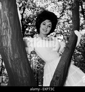 Schauspielerin und Sängerin Susan Maughan, im Alter von 20 Jahren fotografiert in einem Park in der Nähe von ihrem Haus in Hornsey, London tragen einen Ascot Hut und Kleid im Stil. 11. Juni 1963. Stockfoto