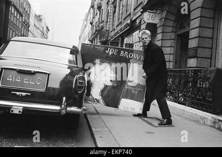 Sänger Joe Brown sammelt ein Bild von sich aus Portal Gallery, Grafton Street, W1. 5. Juli 1962. Stockfoto