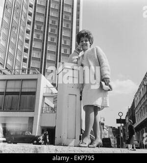 Amerikanische Pop-Sängerin posiert Brenda Lee vor dem Hilton Hotel in London. 20. August 1964. Stockfoto