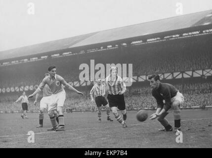 Sunderland V Blackpool League match bei Roker Park, 8. Oktober 1949. Nach einem feinen Lauf aus dem Mittelfeld, Sunderland nach vorne Dickie Davis verliert den Ball an George Farm Blackpool Torwart, wie Eric Hayward ängstlich auf während der endgültigen Spielstand sieht: Sunderlan Stockfoto