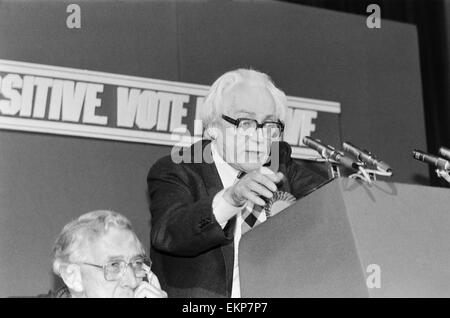 Labour-Chef Michael Foot sprechen während der Parlamentswahlen in Bradford. 4. Juni 1983. Stockfoto