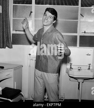 Sängerin Jess Conrad-Modelle ein neue Papier-Shirt von Teddy Tinling. 12. Februar 1962. Stockfoto