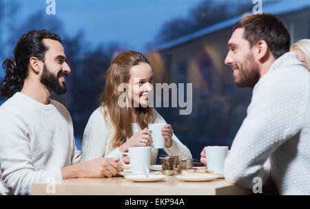 Glückliche Freunde treffen und trinken Tee oder Kaffee Stockfoto