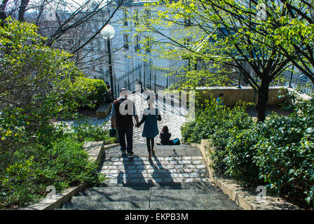 Paris, Frankreich. Leute in kleiner Gruppe, Paar schöne Landschaftler, die in Belleville Park Scenes, Springtime, Parc de Belleville, Park Life paris tagsüber spazieren gehen Stockfoto