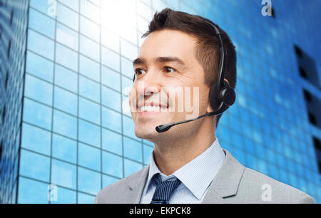 lächelnde Geschäftsmann in Kopfhörer Stockfoto