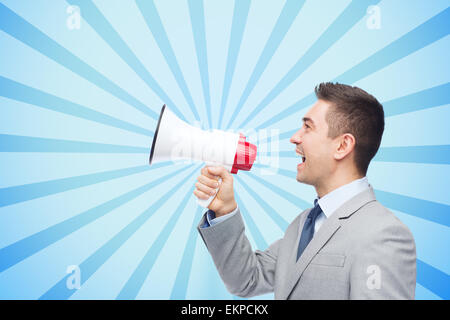 glücklich Geschäftsmann im Anzug zu sprechen, Megaphon Stockfoto