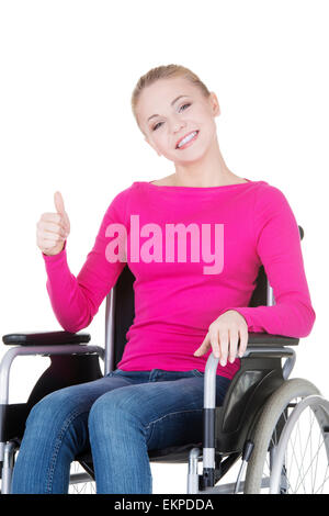 Attraktives Lächeln behinderte Frau sitzt im Rollstuhl Stockfoto