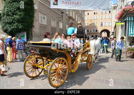 Touristen, die Sehenswürdigkeiten in Salzburg vorbei an Café Tomaselli Stockfoto