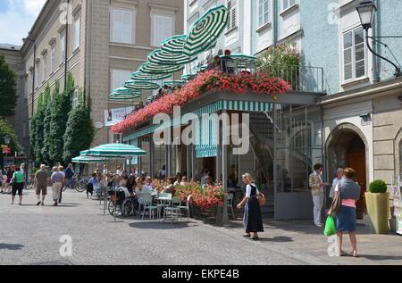 Das 300-Jahr-alten österreichischen Kaffee-Haus in SalzburgCafé Tomaselli befindet sich am alten Markt Österreichs älteste "Wiener Kaffeehaus" Stockfoto