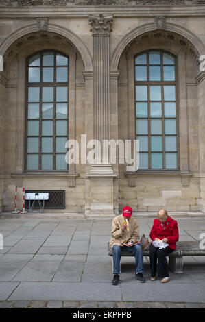 Ein paar Essen ihr Mittagessen im Louvre in Paris Stockfoto