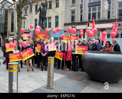 Cardiff, UK. 13. April 2015. Peter Hain MP begann der Wahlkampf 2015 Arbeit am 13. April 2015 in Queen Street, Cardiff im Schatten der Statue von Aneurin Bevan betonen ihre Zusagen auf den nationalen Heallh-Service. Bildnachweis: Clive Thompson/Alamy Live-Nachrichten Stockfoto