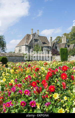 Dahlien wachsen im Garten von Avebury Manor & Garten, Avebury in der Nähe von Marlborough, Wiltshire, England, UK Stockfoto