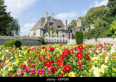 Dahlien wachsen im Garten von Avebury Manor & Garten, Avebury in der Nähe von Marlborough, Wiltshire, England, UK Stockfoto