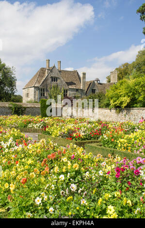 Dahlien wachsen im Garten von Avebury Manor & Garten, Avebury in der Nähe von Marlborough, Wiltshire, England, UK Stockfoto