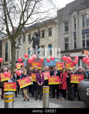 Cardiff, UK. 13. April 2015. Peter Hain MP begann der Wahlkampf 2015 Arbeit am 13. April 2015 in Queen Street, Cardiff im Schatten der Statue von Aneurin Bevan, ihre Zusagen auf den National Health Service hervorzuheben. Bildnachweis: Clive Thompson/Alamy Live-Nachrichten Stockfoto