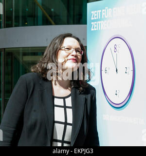 Berlin, Deutschland. 13. April 2015. SPD andrücken 13. April 2015-Anweisung und Poster-Präsentation über das Thema "Mindestlohn" mit Andrea Nahles und Yasmin Fahimi und Malu Dreyer am SPD Headquarter (Willy-Brandt-Haus) in Berlin, Deutschland. / Foto: Andrea Nahles (SPD), Bundesminister für Arbeit und Soziales Credit: Reynaldo Chaib Paganelli/Alamy Live-Nachrichten Stockfoto