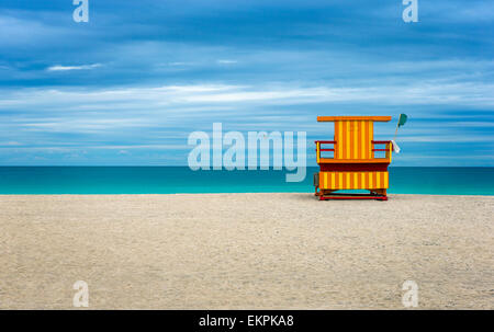 Bunte Life Guard-Haus am Strand. Stockfoto