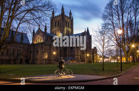 Hereford Kathedrale und Statue von Sir Edward Elgar in einer Ecke des Hereford Kathedrale Green bei Dämmerung, Herefordshire, England, UK Stockfoto