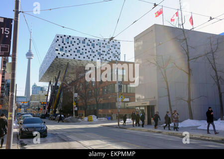 Die OCAD-Universität mit dem CN Tower im Hintergrund im Zentrum von Toronto. Stockfoto