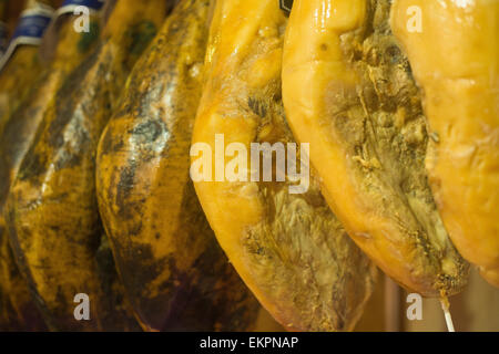 Beine von Wurst hängend auf einem Markt, Extremadura, Spanien Stockfoto
