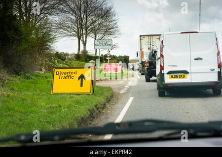 Stau auf der Landstraße mit umgeleiteten Verkehrs Schild an der Straße funktioniert, England, Großbritannien Stockfoto