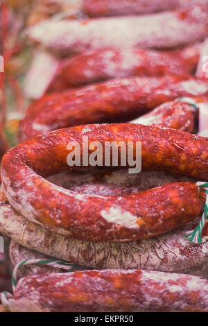 Reihen von Chorizo zum Verkauf auf dem Markt, Extremadura, Spanien Stockfoto